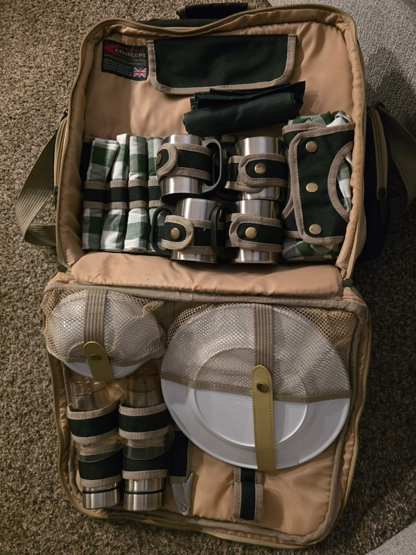 Picnic Set Shoulder Bag Green Never used, Concept International 4 Person