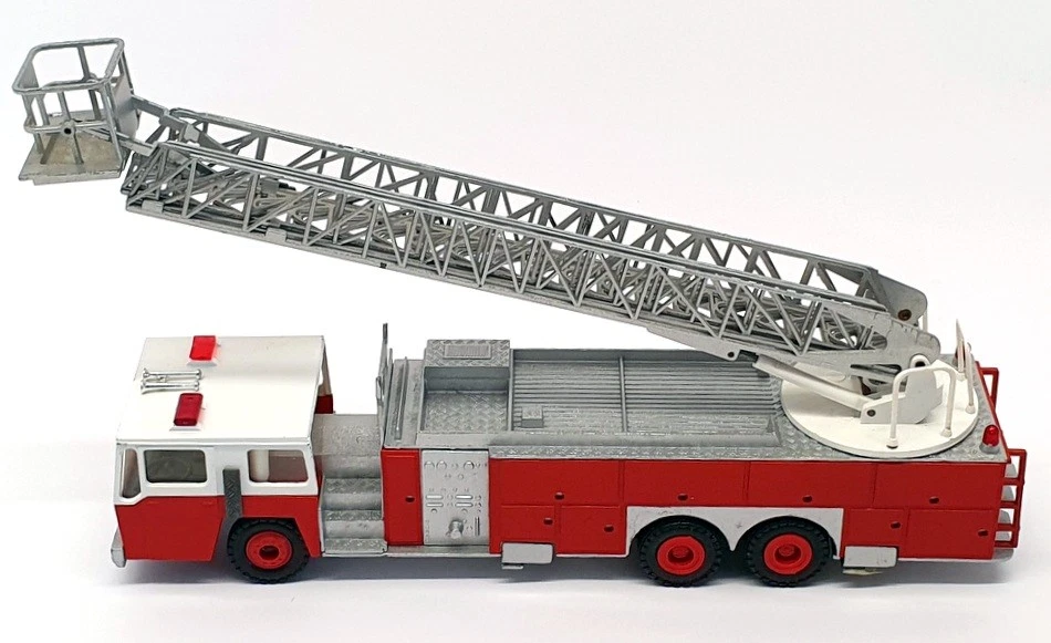 Conrad 1/50 Scale 5504 - E-One 95 Aerial Ladder 3 Axle Fire Engine - Image 4 of 4