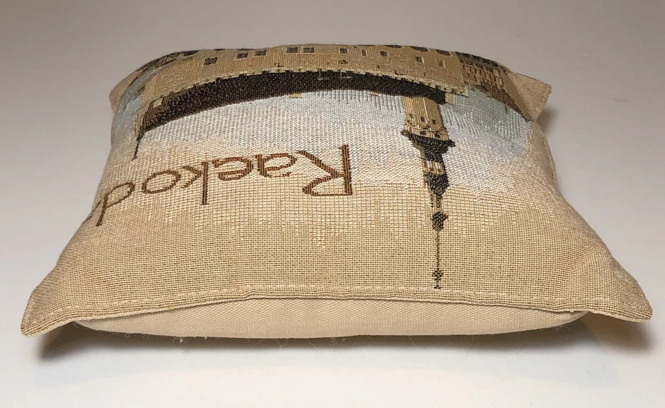 Almohada decorativa pequeña vintage Tallin Estonia arte pin cojín 8 x 8 pulgadas Foto 4 de 4