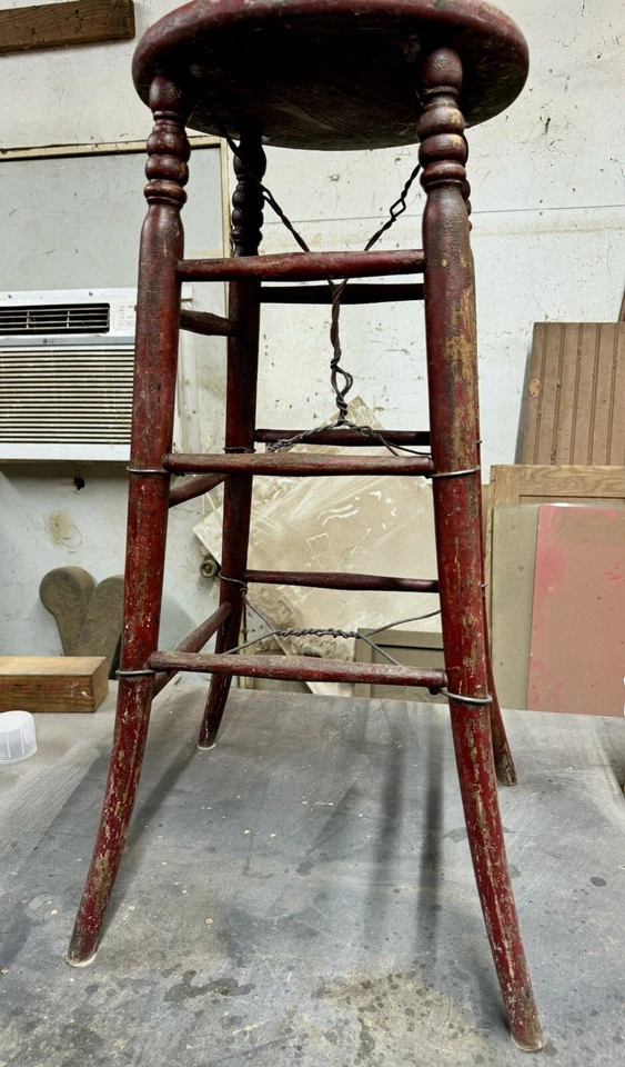 Taburete redondo de madera primitivo rústico antiguo de colección pintura roja alambre torcido Foto 3 de 4