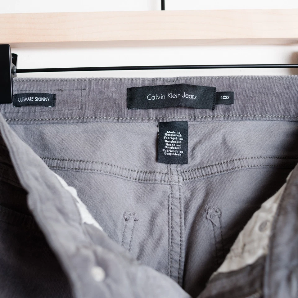 Pantalones para mujer Calvin Klein 4 grises gris pana ajustados definitivos Foto 2 de 4