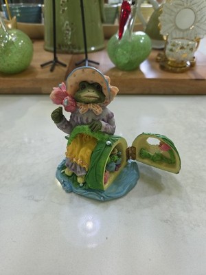 Momma Frog w/ Bonnet Figurine Sculpture Baby Frog In Hinged Tulip 