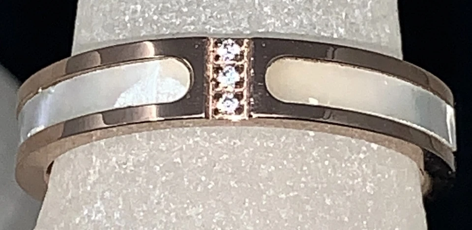 Modischer Ring in Gold-Color mit weißen Perlmutt Inlays und Zirkonia Steinen - Bild 2 von 4