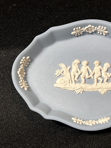 Wedgwood ~ "Dancing Cherubs" ~ Blue Jasperware Small Tray / Trinket Dish ~ Mint - Picture 2 of 8