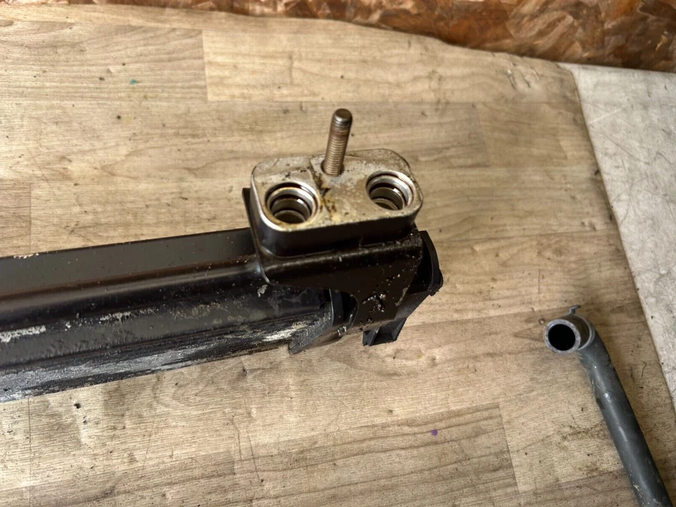 RADIADOR ENFRIADOR DE ACEITE MOTOR INFERIOR DELANTERO BMW M5 M6 OEM 5.0 V10 Foto 4 de 4