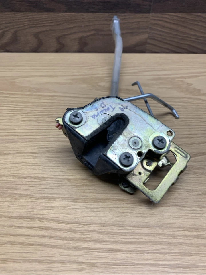 Actuador de cierre de puerta manual delantero derecho Toyota Tacoma pasajero probado Foto 2 de 4