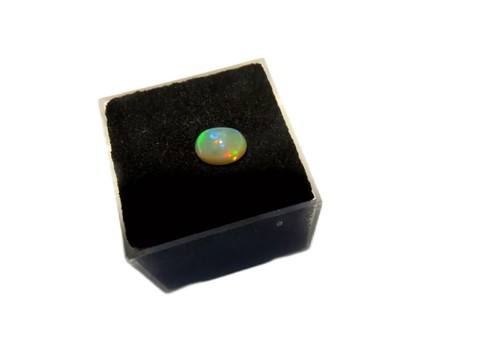 Opale pregiato Etiopia cabochon 7,1x5,2 mm 0,8 ct. U25416 - Foto 1 di 7