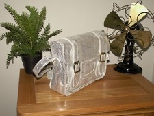 Borsa a tracolla Dr. Martens in pelle iridescente argento 11" (65)
