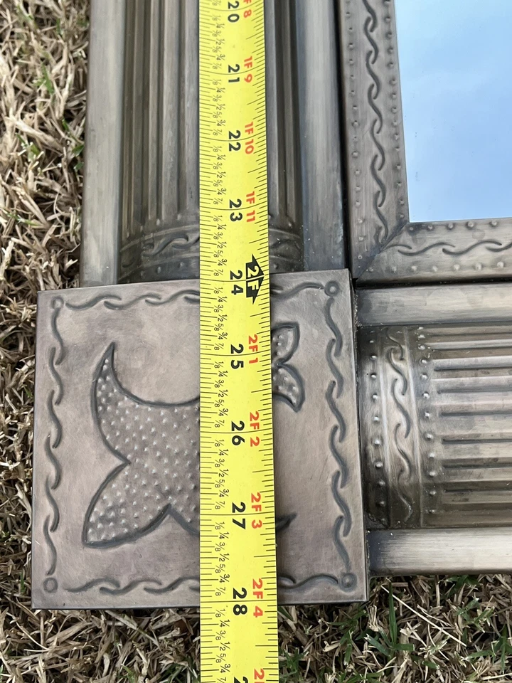 Espelho decorativo de estanho 28"x24" mexicano feito à mão Mission Fleur De Lis marrom - Imagem 3 de 4