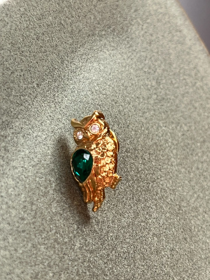 De colección Firmado Avon Búho Dorado con Cuerpo de Estrás Verde y Ojos Blancos Solapa Sombrero Foto 2 de 4