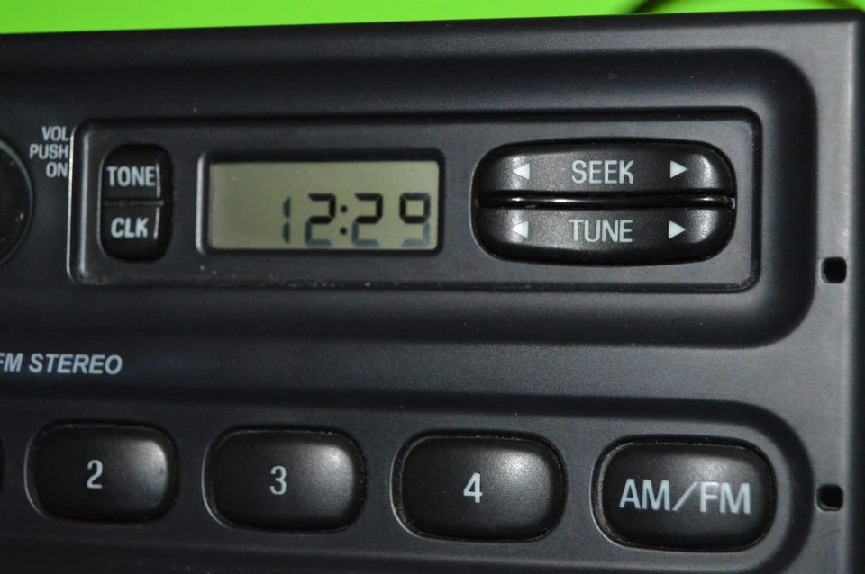 Receptor estéreo de radio AM FM Ford Crown Victoria P71 1998-2011 6W7T-19B131-AA Foto 4 de 4