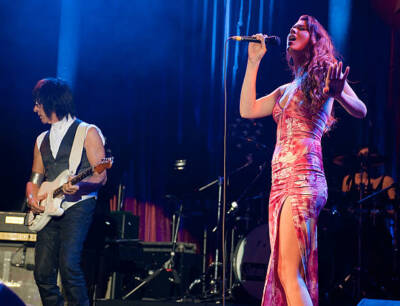 Jeff Beck Joss Stone live on stage during the C/R Roll of Honour A- Old Photo 1