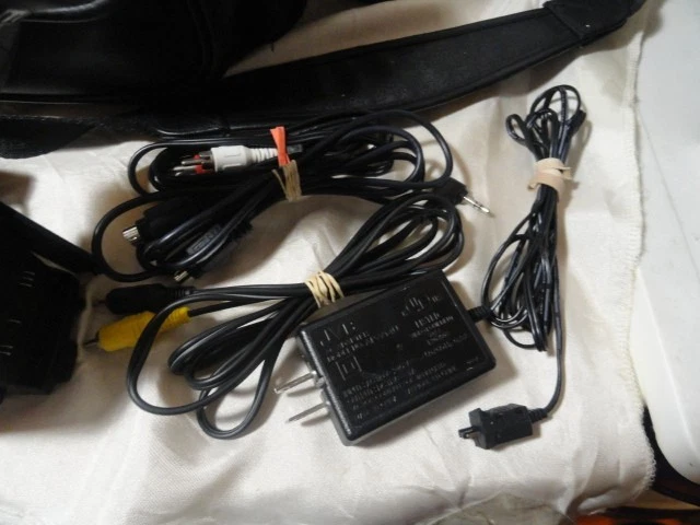 JVC VIDEO CAMCORDER SUPER VHS VHS-C GR-SXM260U TESTED WORKS NEEDS BATTERY W/CASE - Image 2 of 4