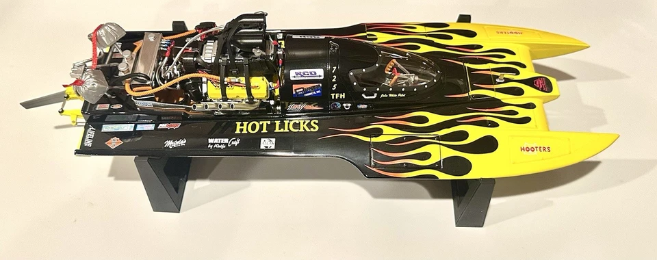 1/18 Bad Ass Dennis Gibson Hot Licks Top Fuel Hydro Boat Foto 2 de 4