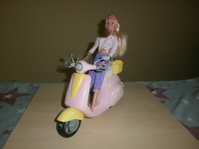 Barbie Motorroller FRP56 Mattel Barbie Simba Vespa Scooter Mofa mit Halterung 
