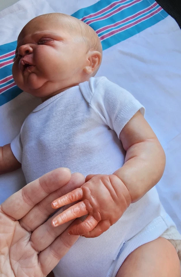 Muñeca bebé renacida Maggie de Cindy Musgrove con cuerpo de tela y placa para el vientre Foto 3 de 4