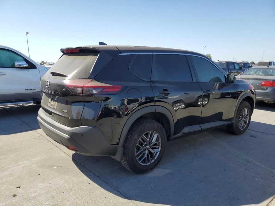 Luz trasera Nissan Rogue R construida en Estados Unidos, montada en cuarto panel, R. 21 22 23 24 Foto 2 de 2