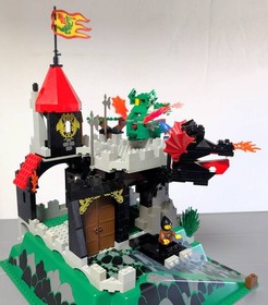 LEGO 6082 Fire Breathing Fortress Magic Dragon Castle Minifigures