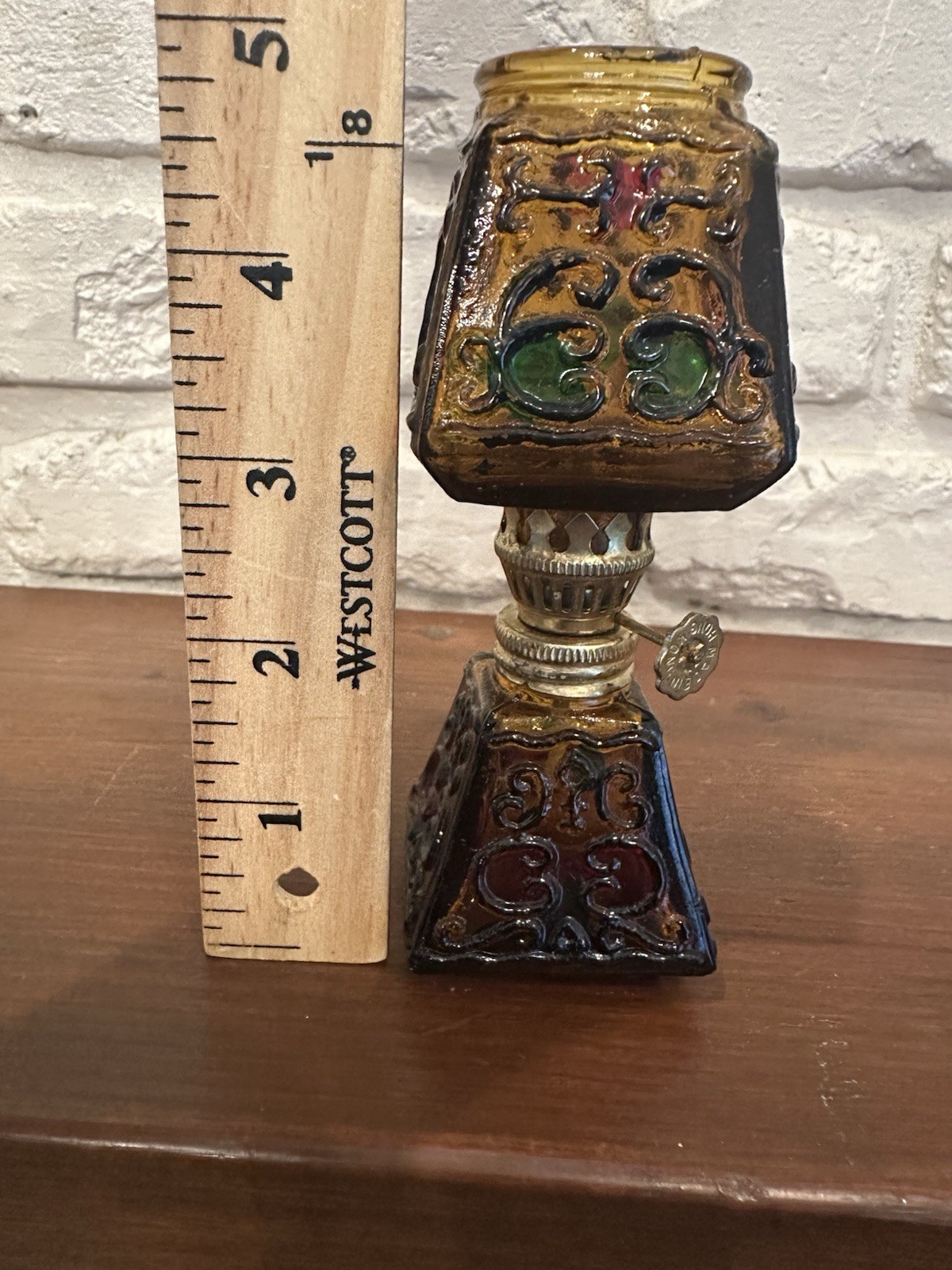 Oil lamp with porcelain tank and Imari de... | Lamps and lanterns: bids