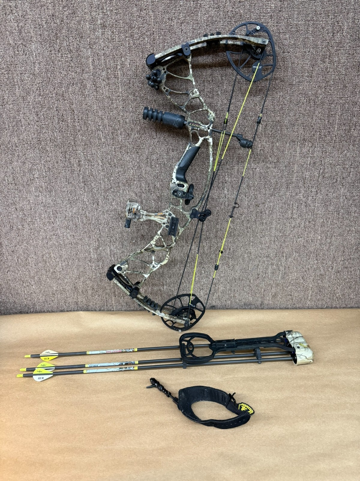 Hoyt Helix RH 65# 28.5" Draw Compound Bow