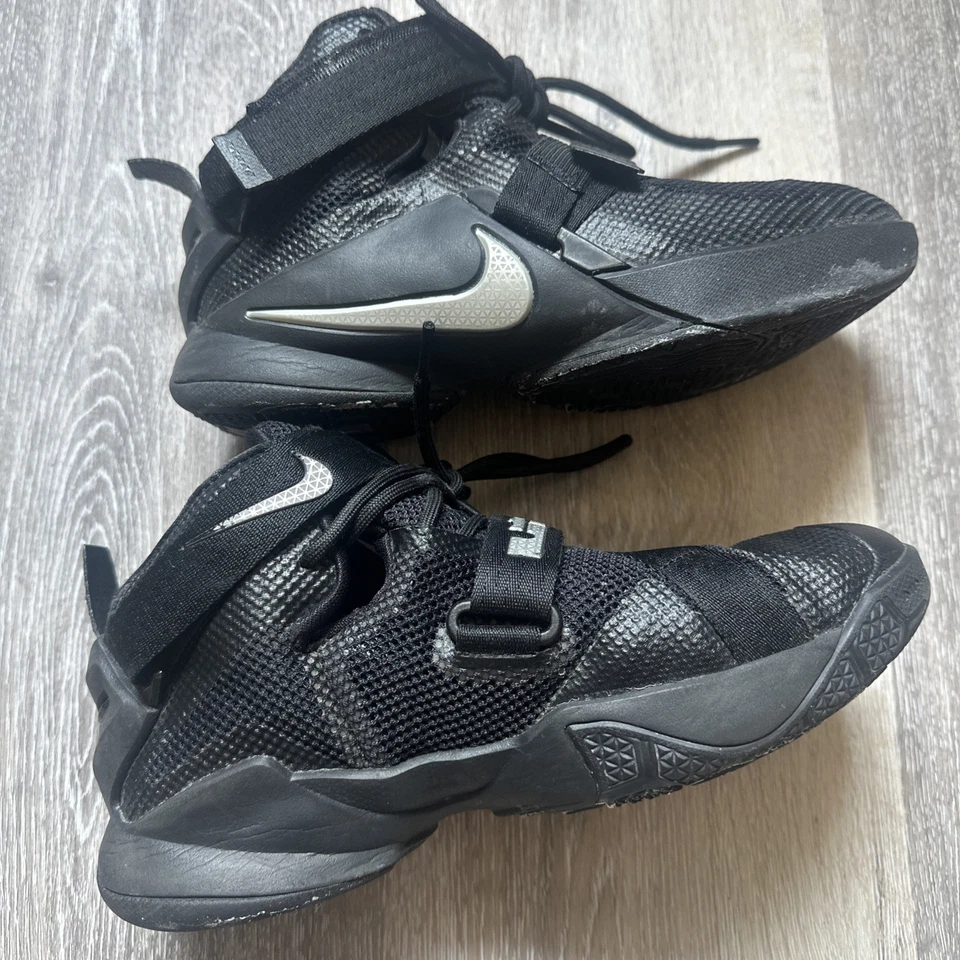 Zapatos de baloncesto Nike Lebron James 3,5 años negros y plateados Foto 3 de 4