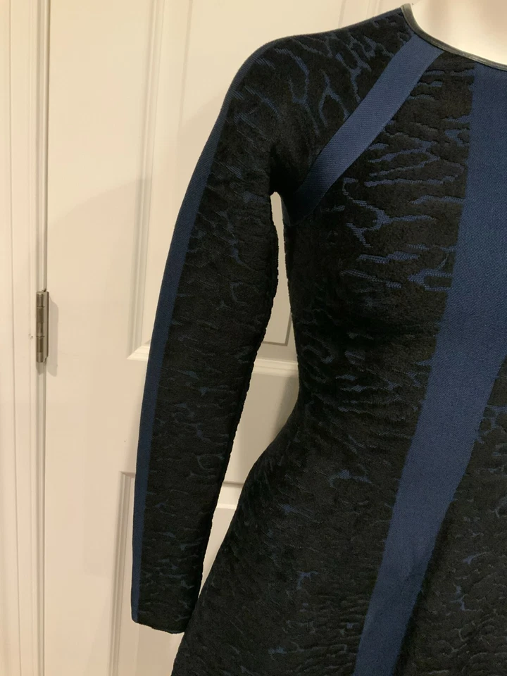 Vestido ajustado y acampanado ISSA azul oscuro de terciopelo con textura estampado, talla pequeña Foto 4 de 4