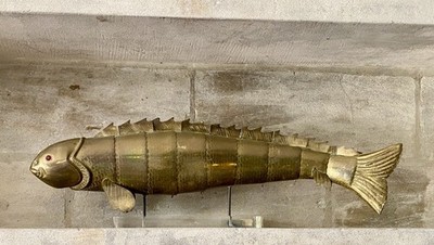 Seltener großer montierter antiker Messing Gelenkfisch mit roten Glasaugen - 60 cm