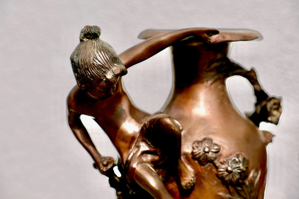 Bronze Vasen Paar, Motiv Knabe und Mädchen, nach Auguste Moreau, Höhe ca. 28 cm - Bild 3 von 4