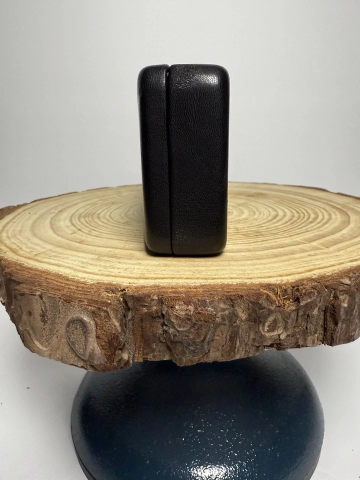 Estuche para gafas de cuero sintético negro y verde azulado con paño de limpieza TED BAKER, Londres, Foto 2 de 4