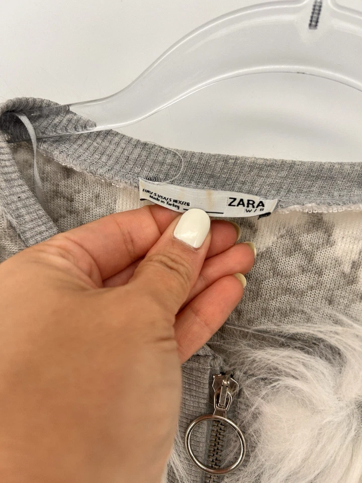 Suéter Zara Imitación Piel Diseño Pestañas Cremallera Completa Talla Pequeña Blanco Gris Foto 4 de 4
