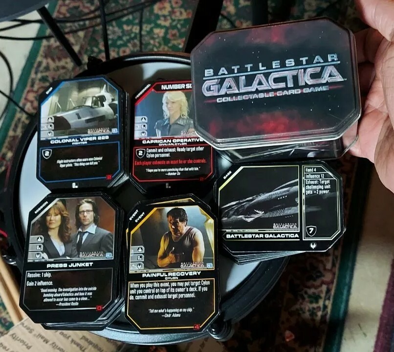 COMPLETO Battlestar Galactica CCG Juego de Cartas Coleccionable JUEGO BASE Lata Coleccionable