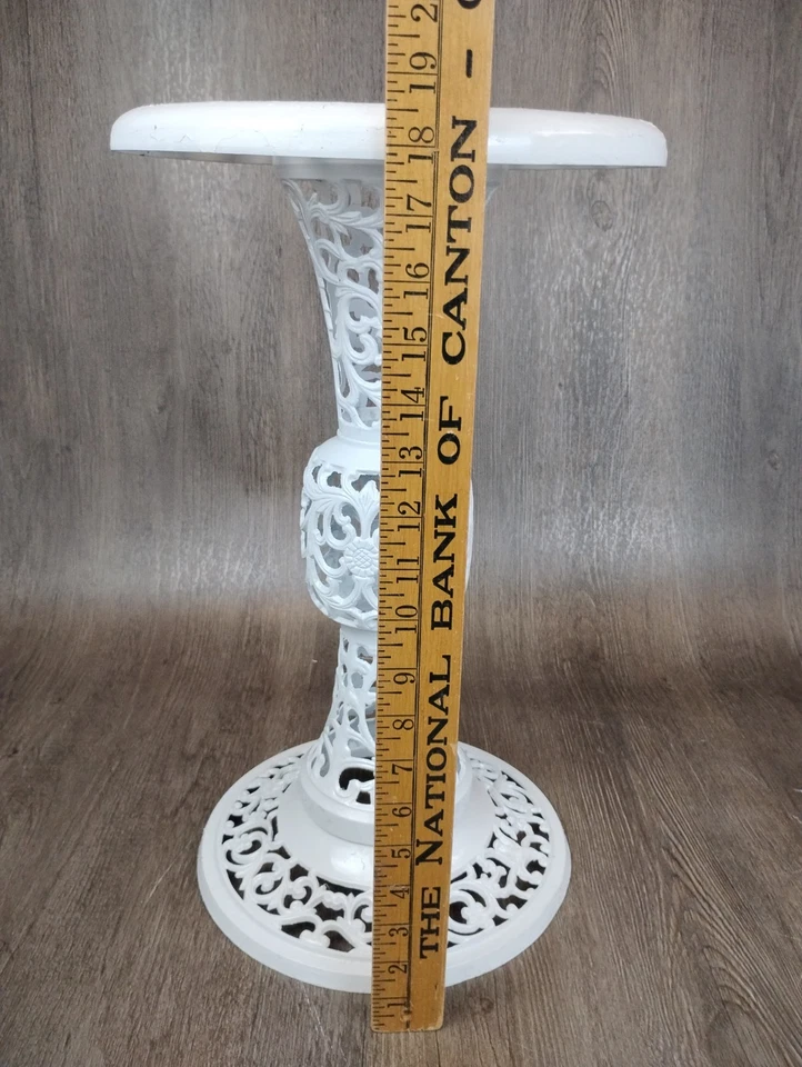 "Mesa auxiliar de pedestal con soporte para plantas de latón macizo pintado blanco de 18"" redonda de metal perforado" Foto 3 de 4