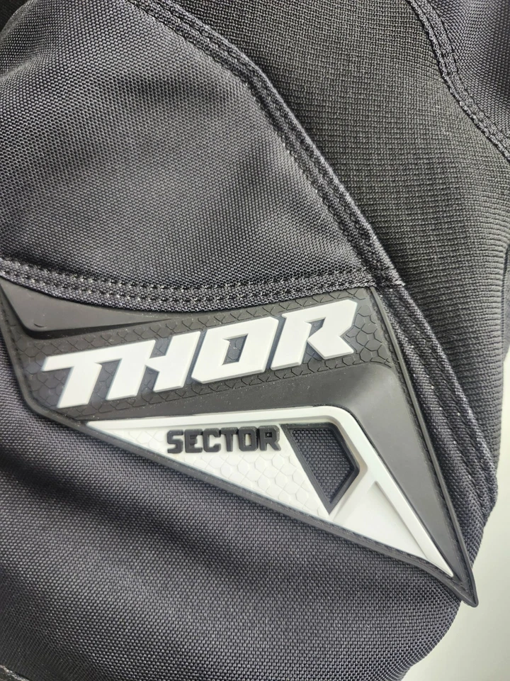 Pantalones todoterreno Thor Sector Edge negros MX juveniles. Medidas de cintura 28 pulgadas, sin etiqueta Foto 2 de 4