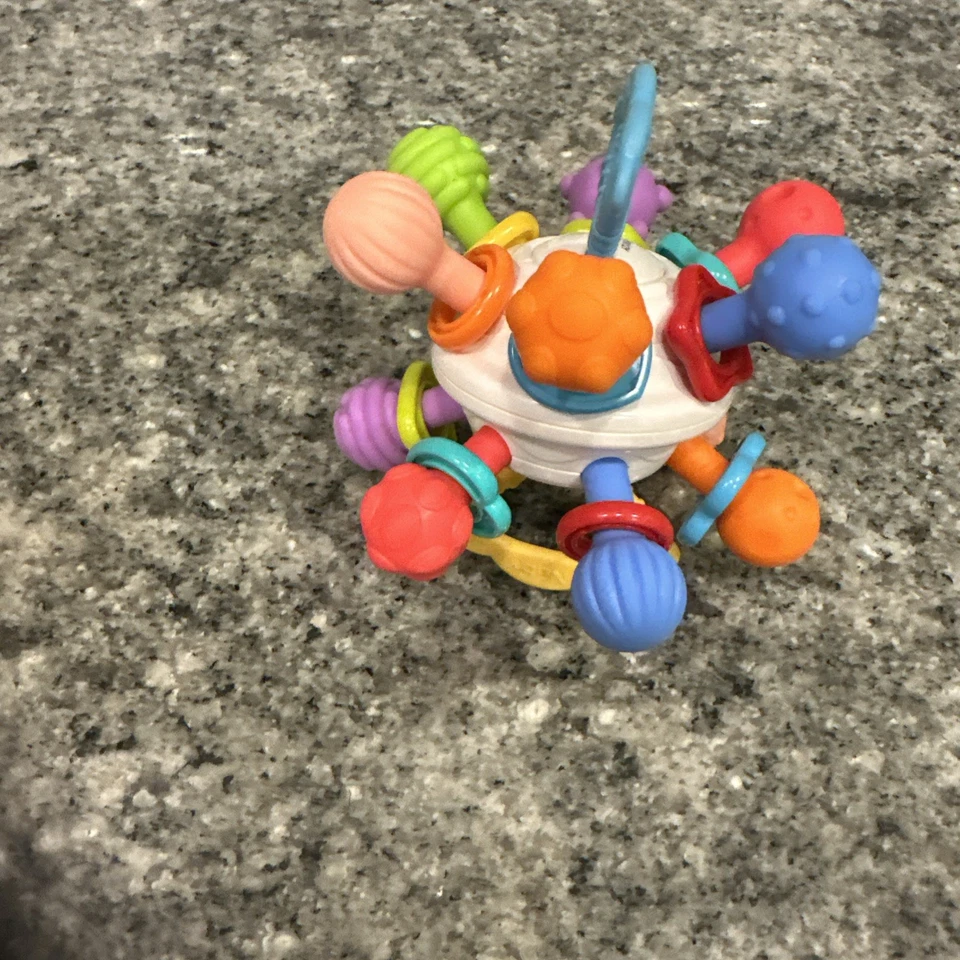 Nuby 纹理扭球婴儿牙胶玩具带五颜六色的摇铃 — 第 3/4 张图片