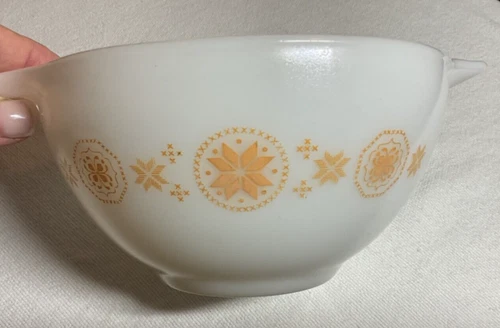 Pyrex Mixing Bowl with Snowflake Designs GOLD EUC