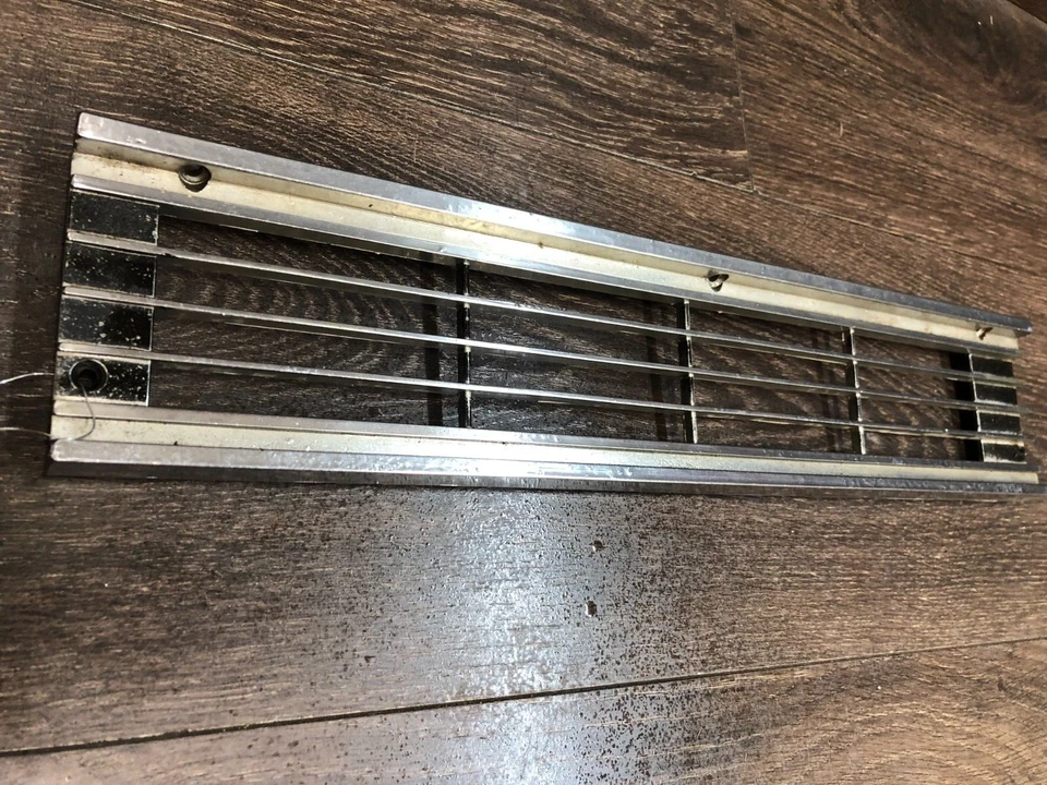 Buick LeSabre: 1977, 1978, señal de giro del pasajero derecho, lámpara de estacionamiento, bisel cromado Foto 3 de 4