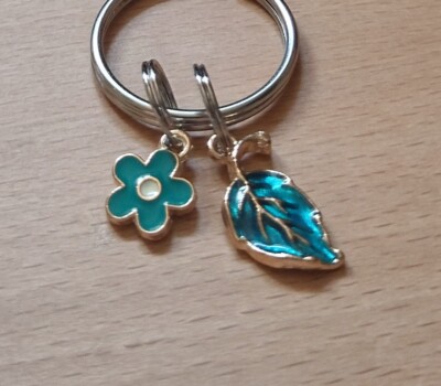 Wunderschöner Schlüsselanhänger ''Türkis Blatt & Blume'' Bagcharm schönes nützliches Geschenk    