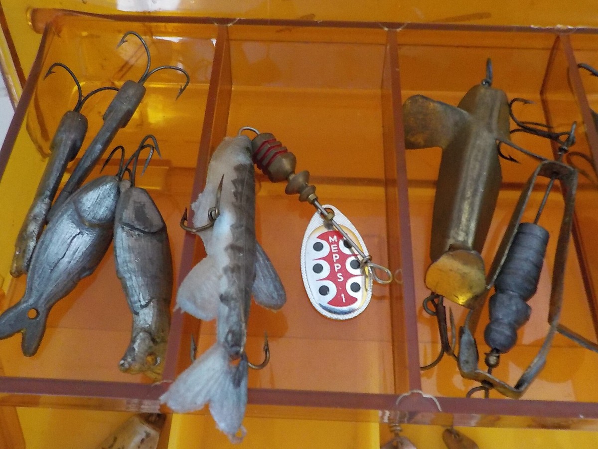 Lot De 2 Boîtes De Pêche - Plus De 45 Leurres Anciens, Cuillères, émerillons Et Montures - Marques Mepps, Arcenciel