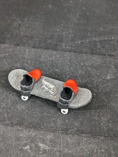Tony Hawk Birdhouse Hot Wheels Falcon Fingerboard W/Shoes - Picture 4 of 10