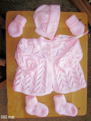 NEU 4 teiliges Baby Rosa Matinee Set Neu 0-3m Mantel Haube Stiefel Handschuhe Handgestrickt