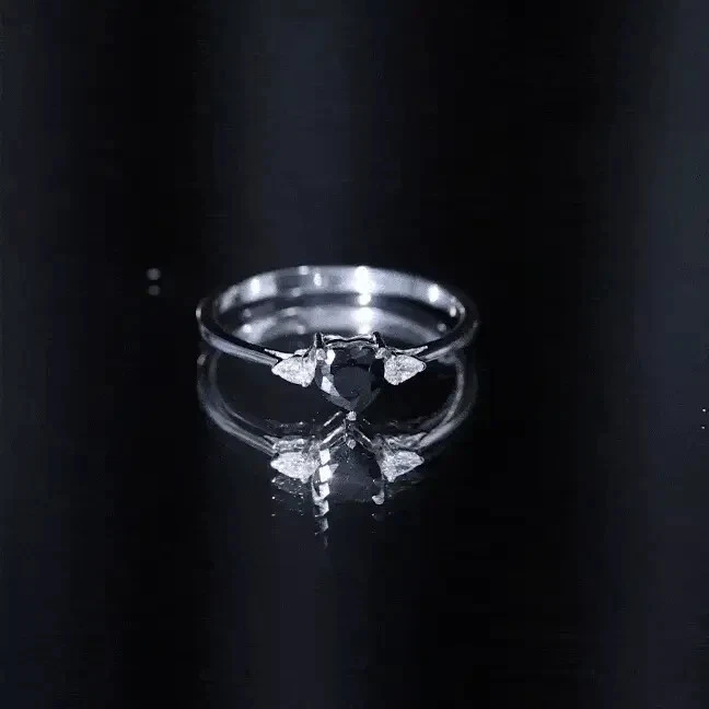Anillo delicado de platino 950 de ónix negro y moissanita corazón simulado 0,76 TCW para mujer Foto 4 de 4