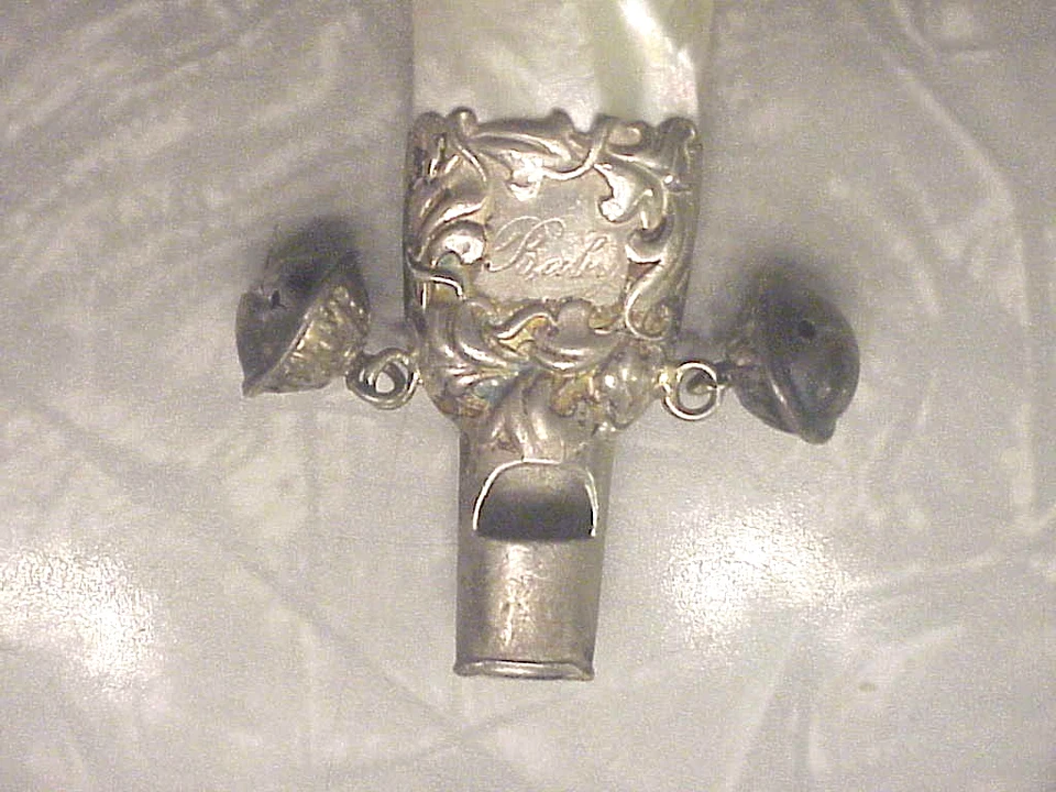 Antiguo sonajero de bebé Art Nouveau, silbato esterlina, mango de dentición para fregona Foto 4 de 4