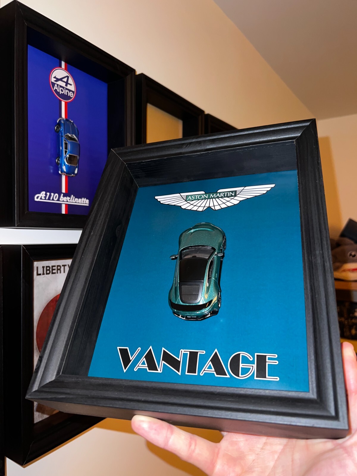 Cadre vitrine Aston Martin Vantage V12 modèle réduit voiture de collection 1/43