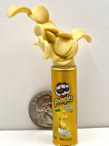 SUPER RARE FROZEN MOMENTS GOLD PRINGLES Zuru Mini Brands Series 5 - Picture 2 of 3