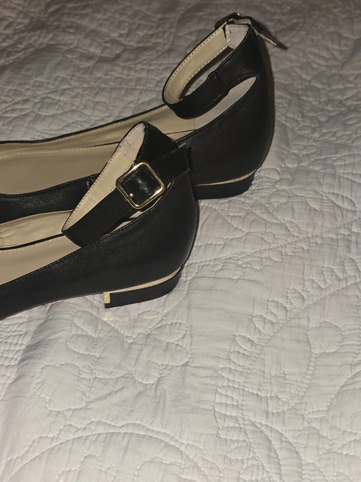 Vince Camuto Cuero Plano Correa al Tobillo, Negro con Borde Dorado Talla 8 Zapatos Sandalias Foto 3 de 4