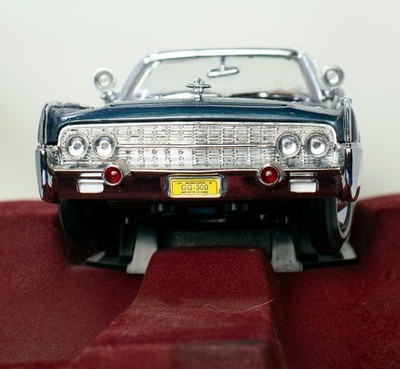 Road Signature Lincoln X-100 Kennedy Limousine 1:24 Car
