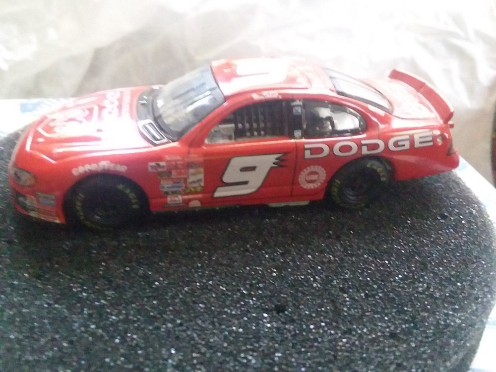 VINTAGE NASCAR BILL ELLIOTT #9 Dodge 2002 Intredid R/T 1:64 & Collectible Tin