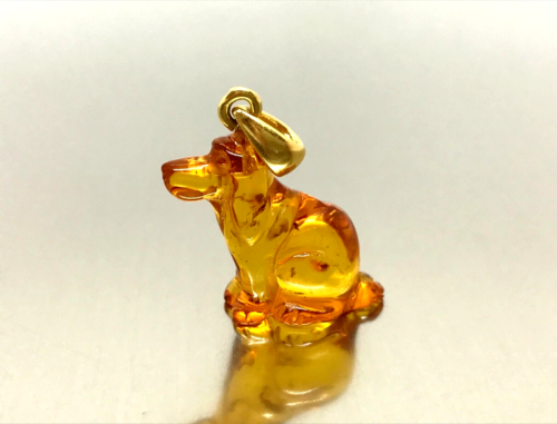 AMBER PENDANT Gift DOG Puppy Carved Baltic Amber Bead Silver 925 Gold 1,4g 18285 - Afbeelding 1 van 12