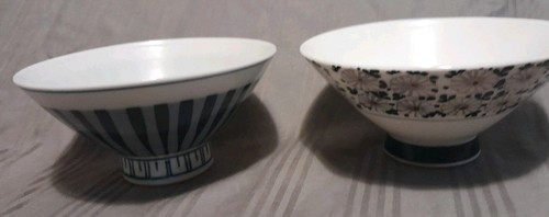 2 Japanese Rice Bowls 1 Signed 4.5 Inches Diameter Porcelain - Picture 1 of 9