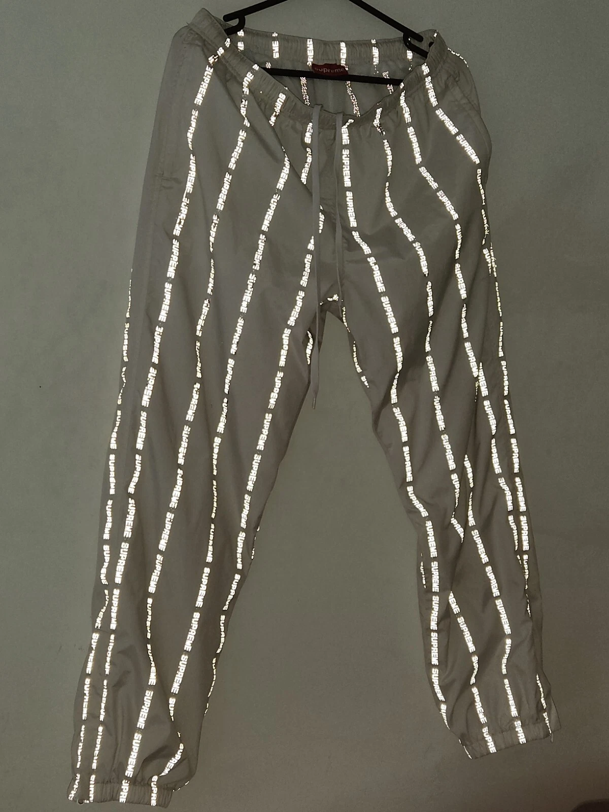 Pantalon de survêtement FW18 Supreme Reflective Text blanc nylon résistant à l'eau M